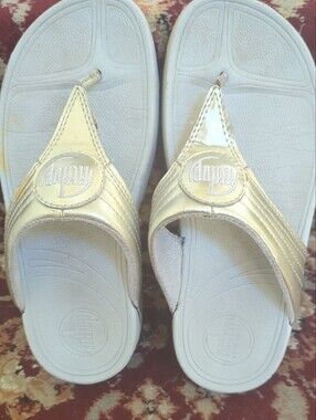 Fitflop Women’s Silver Metallic Thong Sandals with White Footbed.Size 5